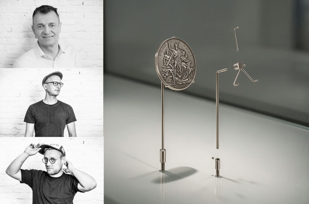 KLIO-Halterung mit montierter Silbermedaille, daneben Explosionsansicht von BASE-, LINK- und TOP-Element